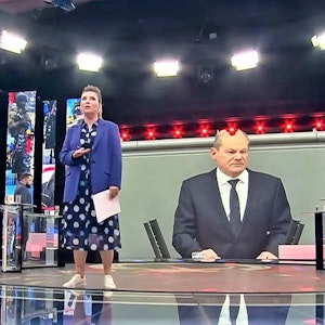 Die russische Moderatorin Olga Skabejewa berichtet im Fernsehsender „Rossija 1“ in der Show „60 Minuten“ am 1. Juni über Olaf Scholz.