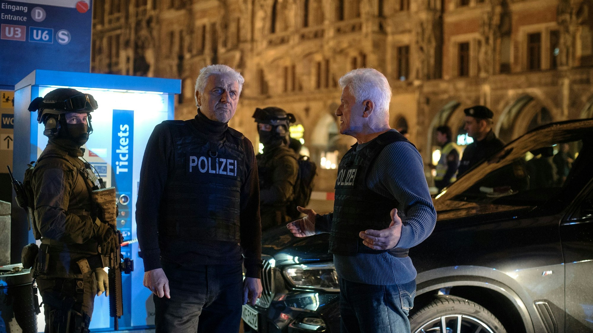 Die Kriminalhauptkommissare Ivo Batic (Miroslav Nemec, rechts) und Franz Leitmayr (Udo Wachtveitl), hier auf einem Szenenfoto, warten auf der Suche nach einem möglichen Terroristen auf dem Marienplatz auf einen letzten Einsatz.