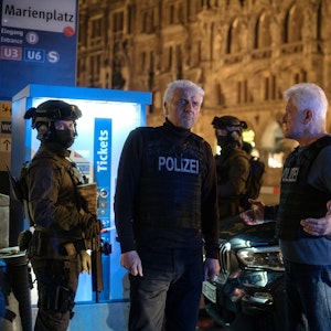 Die Kriminalhauptkommissare Ivo Batic (Miroslav Nemec, rechts) und Franz Leitmayr (Udo Wachtveitl), hier auf einem Szenenfoto, warten auf der Suche nach einem möglichen Terroristen auf dem Marienplatz auf einen letzten Einsatz.