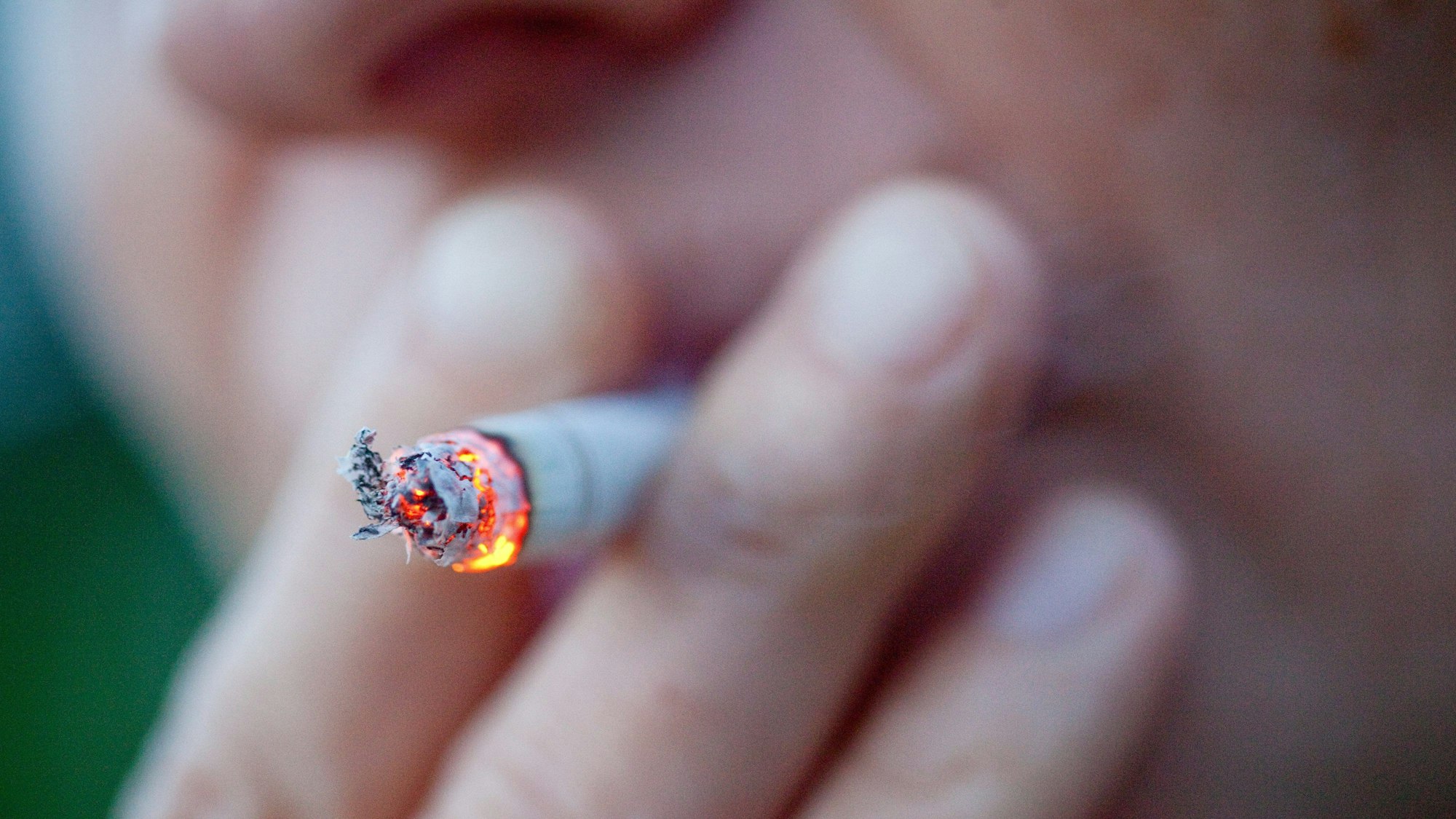 Eine Frau raucht eine Zigarette. Wer Marlboro-Zigaretten raucht, könnte in Deutschland Nachschubprobleme bekommen.