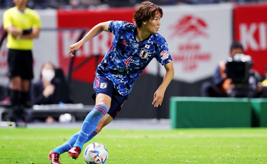 Ko Itakura steht möglicherweise vor einem Wechsel zu Borussia Mönchengladbach. Dieses Bild zeigt ihn am 2. Juni 2022 im Trikot der japanischen Nationalmannschaft im Spiel gegen Paraguay. Ko Itakura hat den Ball am Fuß.