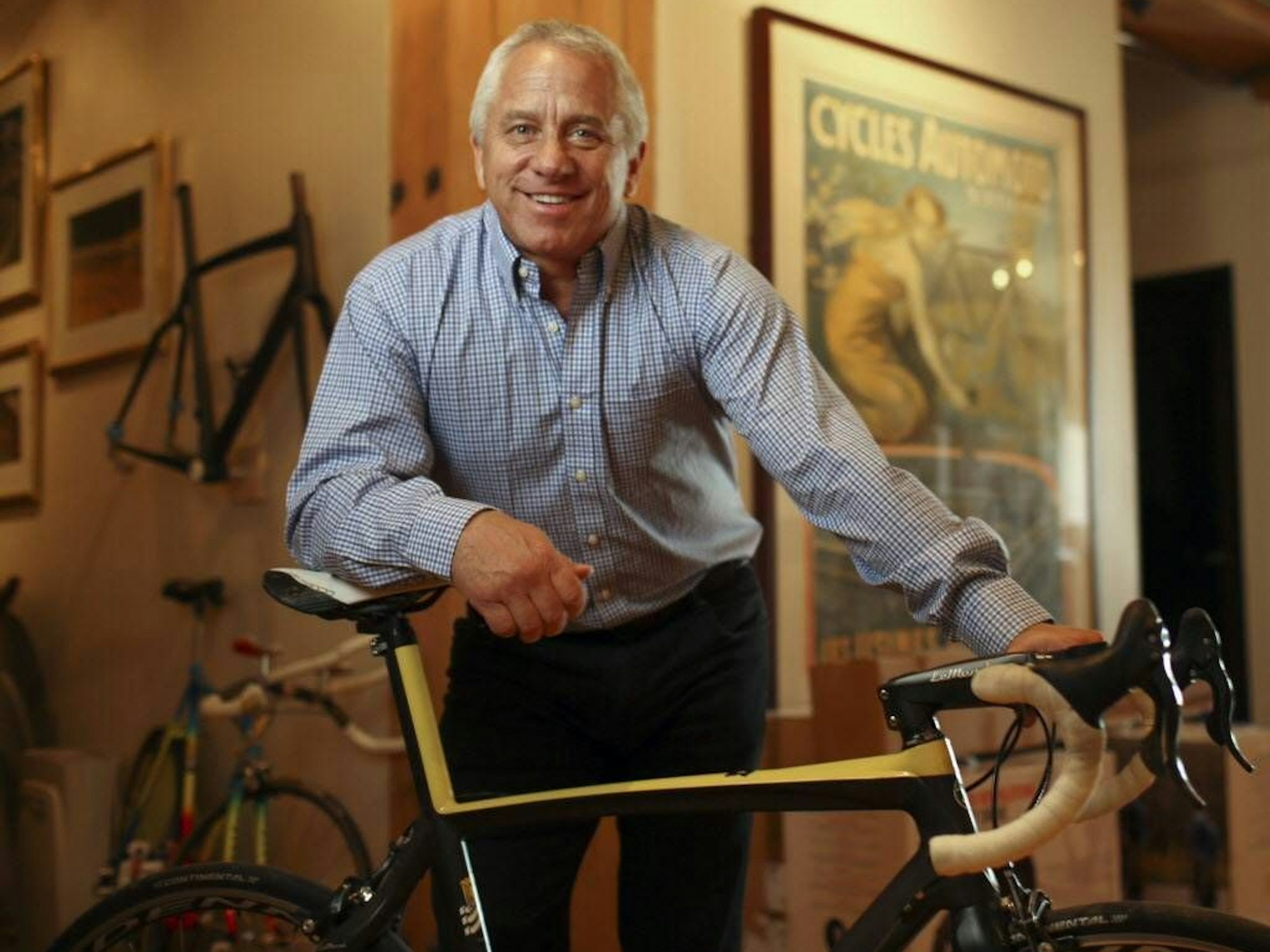 Greg LeMond lehnt sich an sein Rennrad.