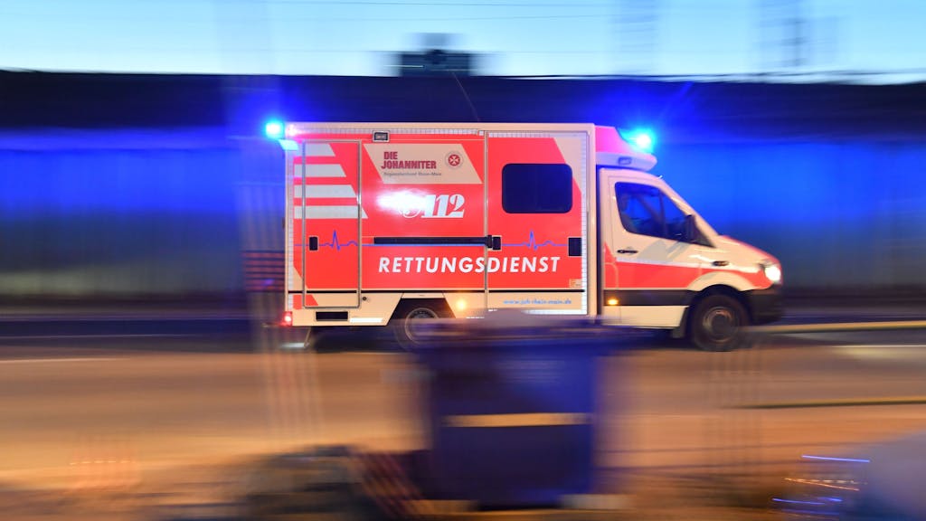 Ein Motorradfahrer ist am Pfingstmontag (6. Juni 2022) auf der Nordschleife des Nürburgrings tödlich verunglückt. Das undatierte Symbolfoto zeigt einen Rettungswagen.
