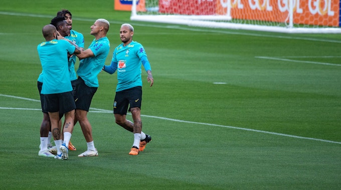 Neymar beobachtet die Streithähne im Training der Brasilianer.