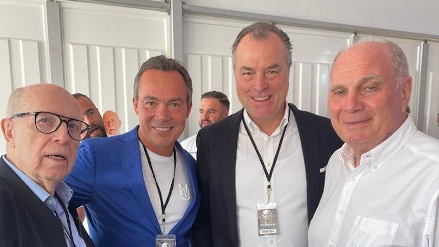 Reiner Calmund (l.) traf beim Benefiz-Kick am Montag (6. Juni 2022) in Gelsenkirchen unter anderem auch Bayerns Ehrenpräsident Uli Hoeneß (r.).