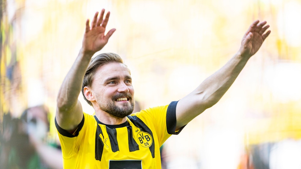 Marcel Schmelzer winkt den Fans von Borussia Dortmund