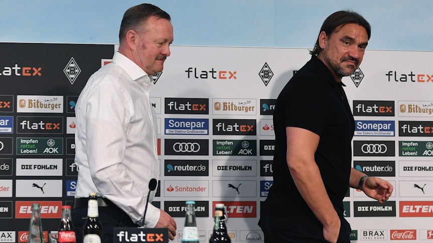 Cheftrainer Daniel Farke (re.) und Sportdirektor Roland Virkus (li.) auf der Vorstellungs-Pressekonferenz am 5. Juni 2022 im Borussia-Park.