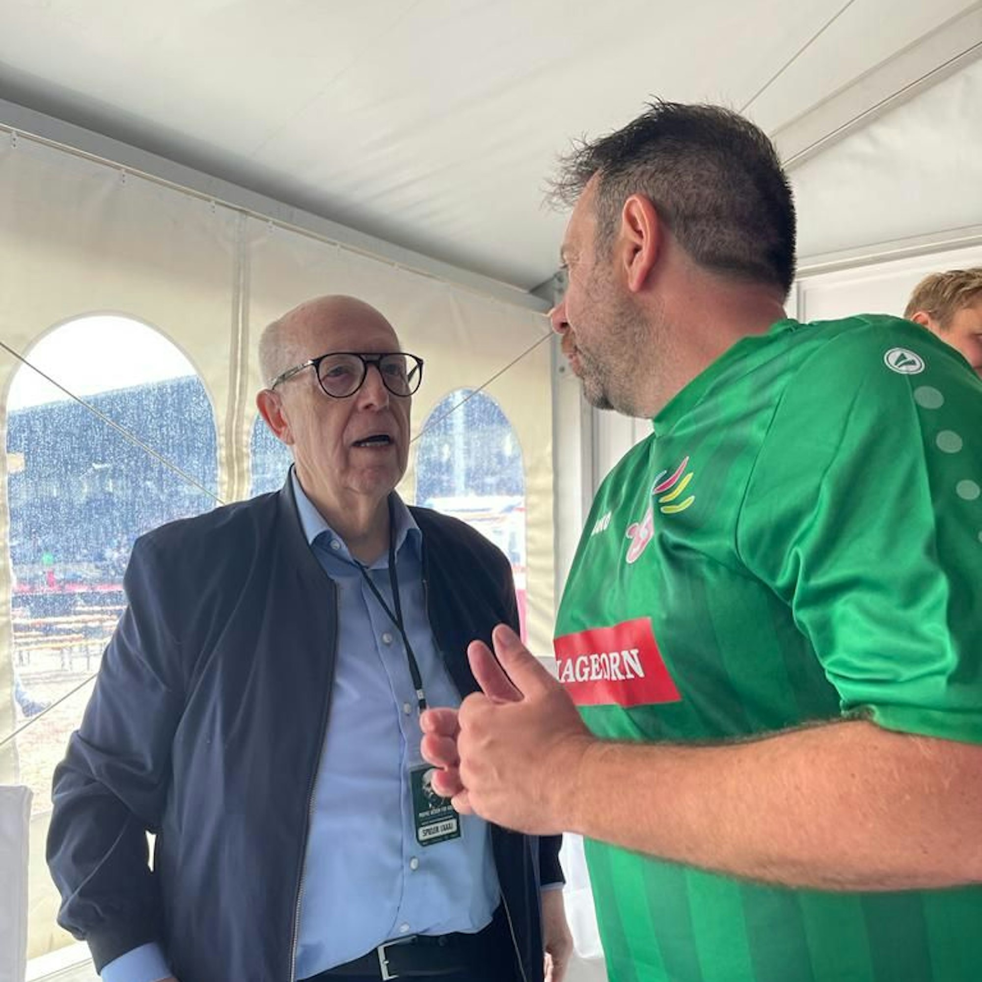 Ex-XXL-Manager Reiner Calmund (l.) im Gespräch mit Matthias Distel alias Ikke Hüftgold beim Benefiz-Kick zu Ehren Werner Hanschs am Montag (6. Juni 2022).