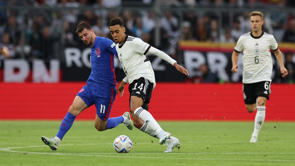 Englands Mason Mount (l.) in Aktion gegen Deutschlands Jamal Musiala im Nations-League-Spiel am 7. Juni 2022.