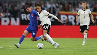 Englands Mason Mount (l.) in Aktion gegen Deutschlands Jamal Musiala im Nations-League-Spiel am 7. Juni 2022.