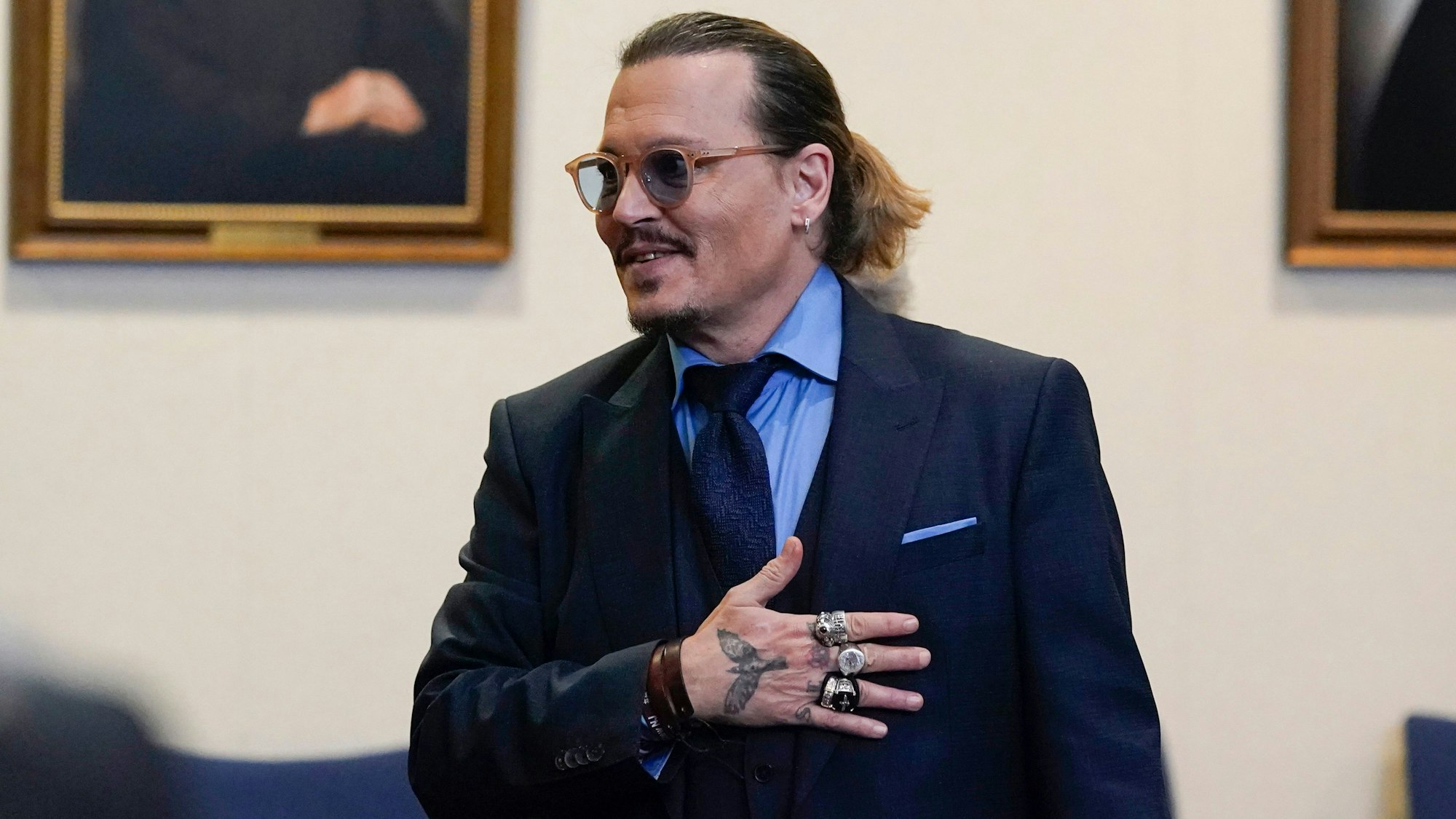 Hollywood-Star Johnny Depp gestikuliert vor Gericht.