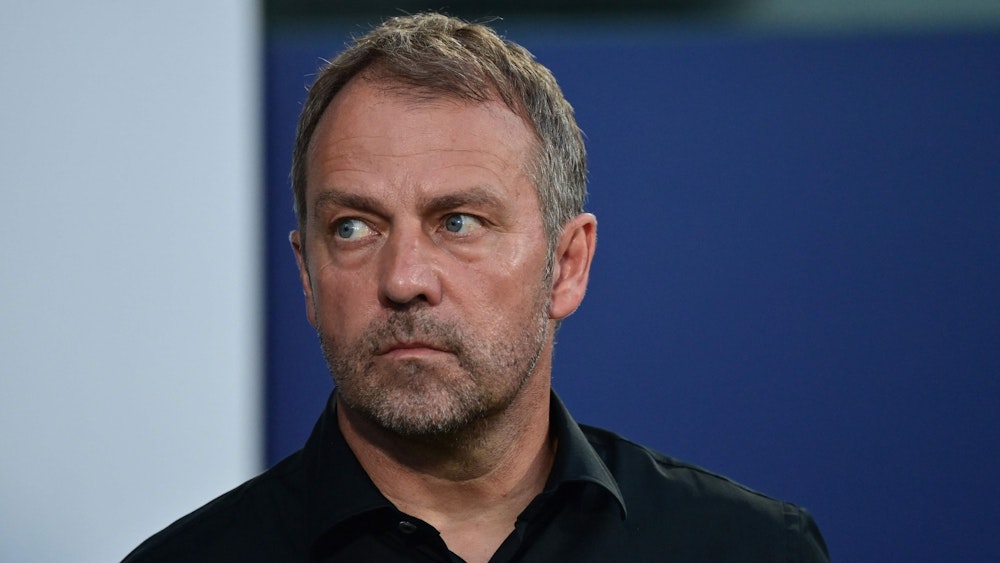 Beim Spiel der deutschen Nationalmannschaft gegen Italien schaut sich Bundestrainer Hansi Flick im Stadion um.