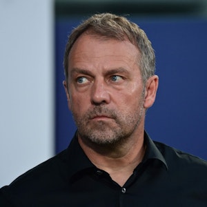 Bundestrainer Hansi Flick steht am Spielfeldrand.