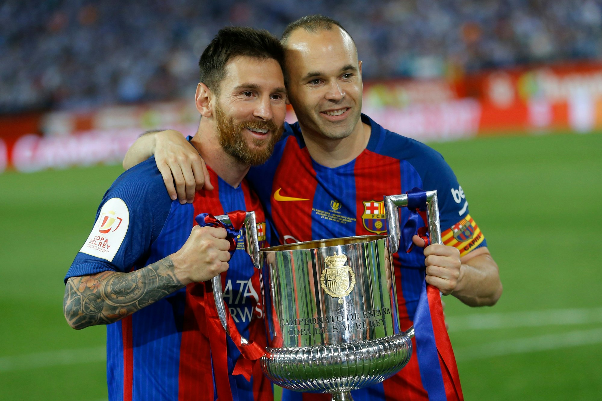 Barcelonas Lionel Messi (links) und Kapitän Andres Iniesta halten den Pokal nach dem Final-Sieg 2017.