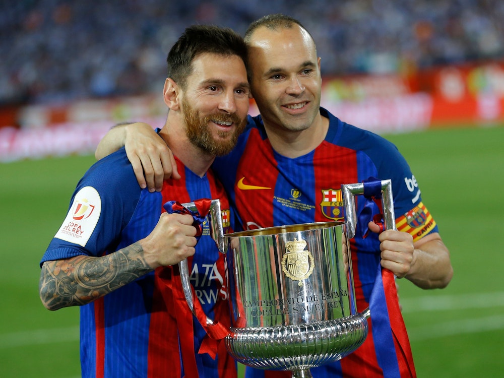 Barcelonas Lionel Messi (links) und Kapitän Andres Iniesta halten den Pokal nach dem Final-Sieg 2017.