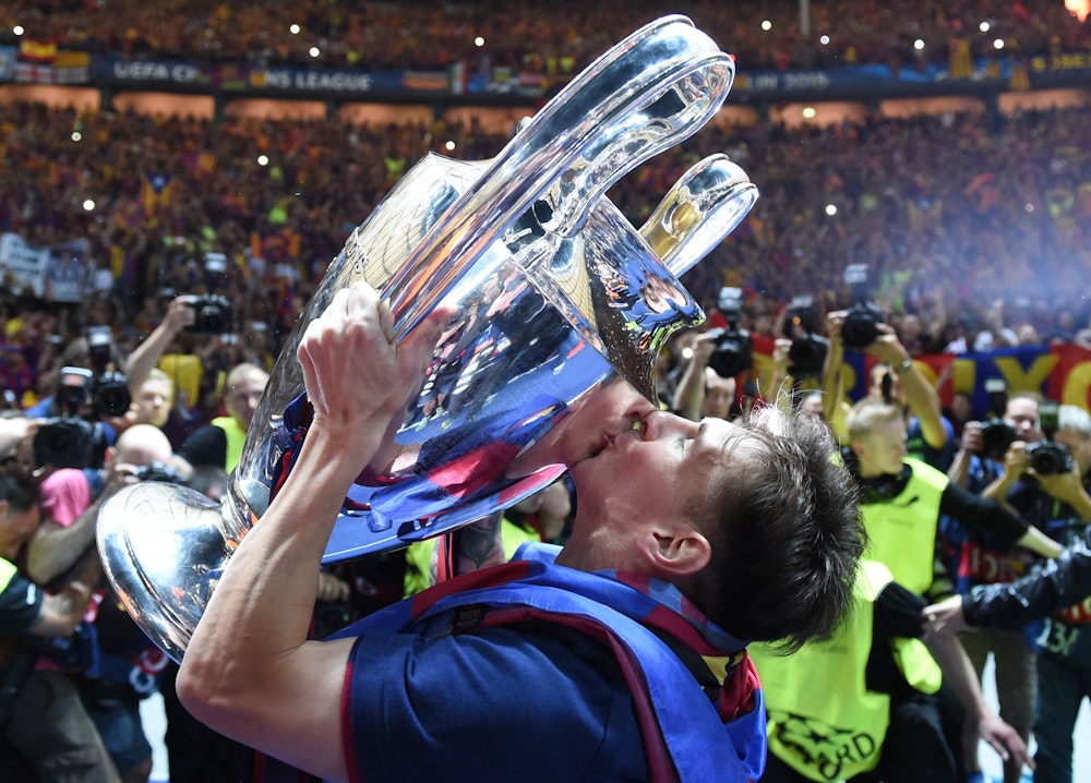 Lionel Messi küsst den Champions-League-Pokal