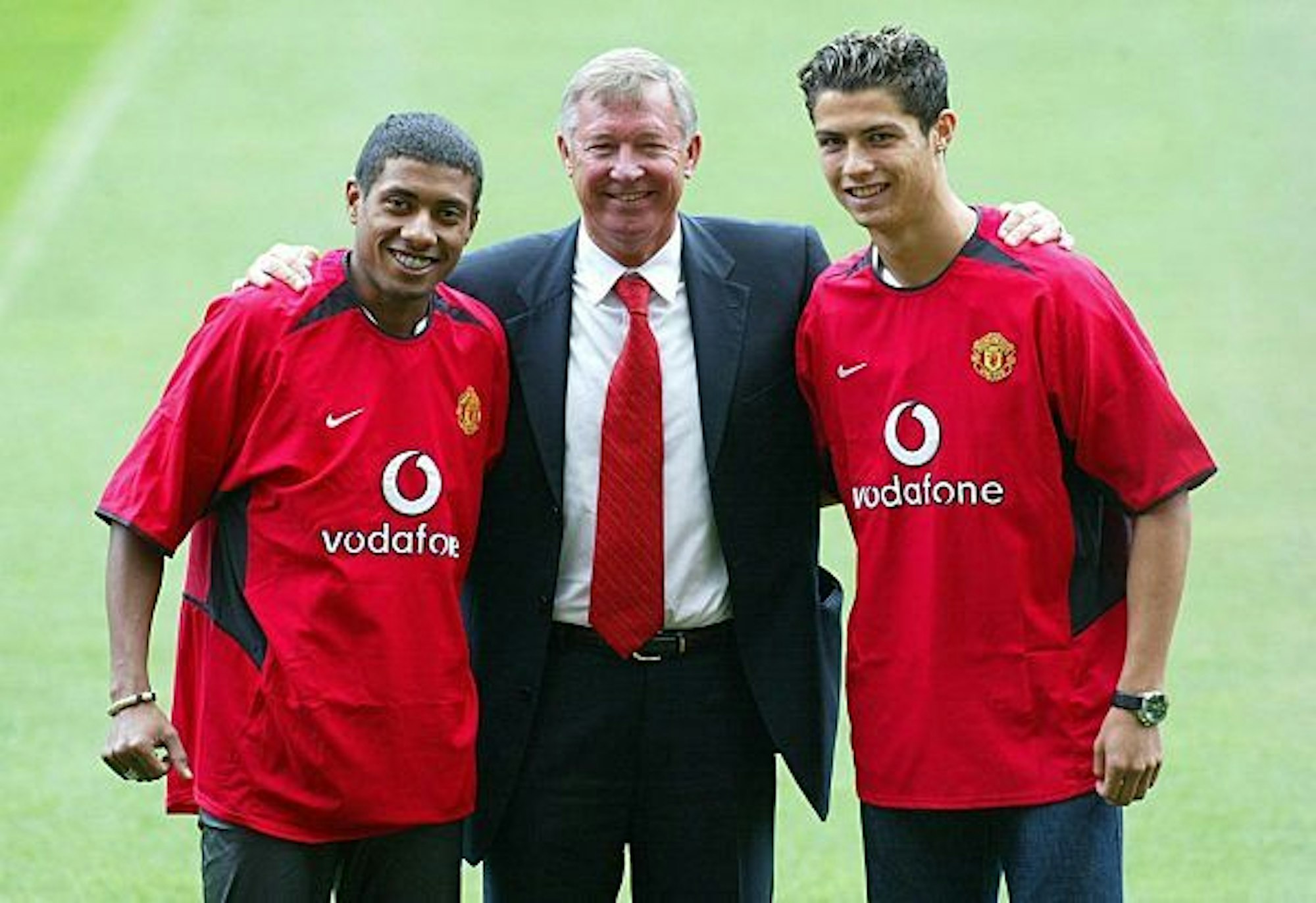 Cristiano Ronaldo bei seiner Präsentation auf dem Rasen im Old Trafford, links neben ihm Sir Alex Ferguson und Kleberson.