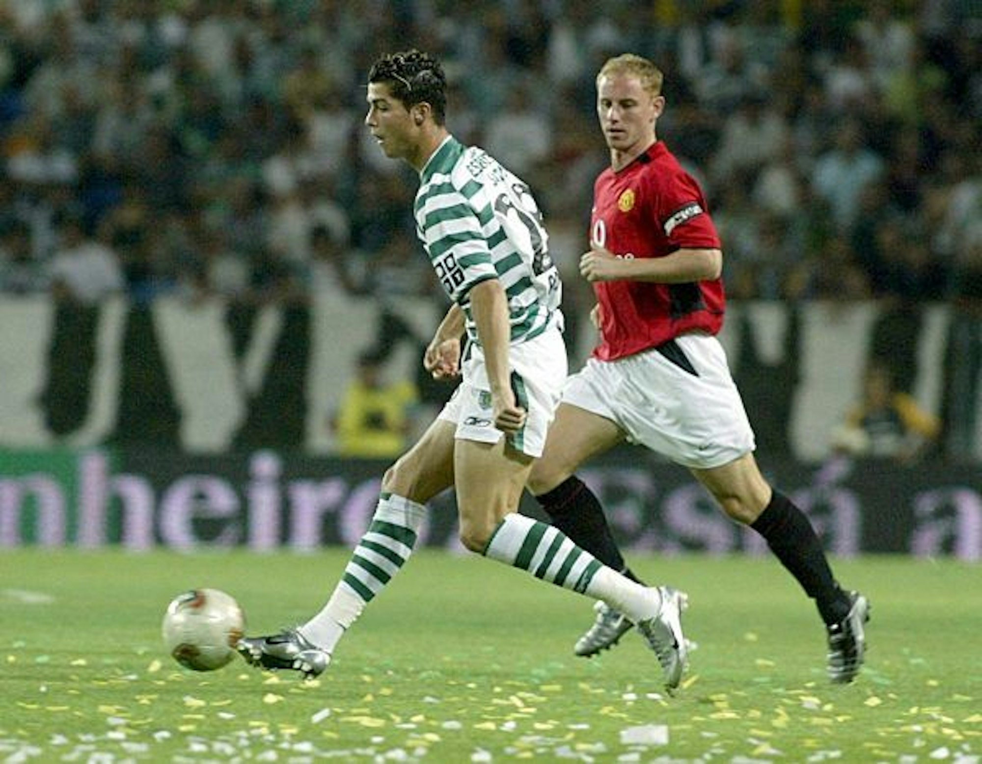 Cristiano Ronaldo dribbelt im Trikot von Sporting Lissabon vor einem Manchester-United-Spieler