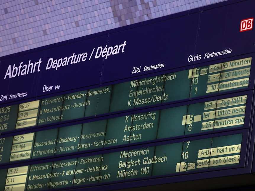 Die Anzeigetafel am Hauptbahnhof. Viele Verspätungen und Ausfälle im Nah- und Fernverkehr.
