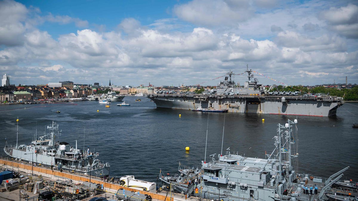 Bis Mitte des Monats läuft in der Ostsee noch das Nato-Manöver „Baltops 2022“ mit 45 Schiffen unter Führung der US-Marine, hier ist die USS Kearsarge im Hafen von Stockholm zu sehen. Russland hat parallel mit einem eigenen Manöver begonnen.