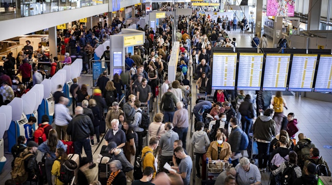 Reisende stehen Ende April in einer Abflughalle des Flughafens Schiphol. Am Amsterdamer Flughafen Schiphol haben spontane Streiks von Bodenpersonal der Fluggesellschaft KLM zu Flugausfällen und Verzögerungen geführt. Bei Airlines mehren sich Ausfälle, teils herrschen chaotische Zustände.
