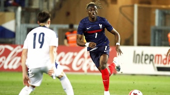 Gladbach-Profi Manu Koné am 2. Juni 2022 im Einsatz für die U21-Nationalmannschaft seines Heimatlandes Frankreich. Koné visiert den Ball an.