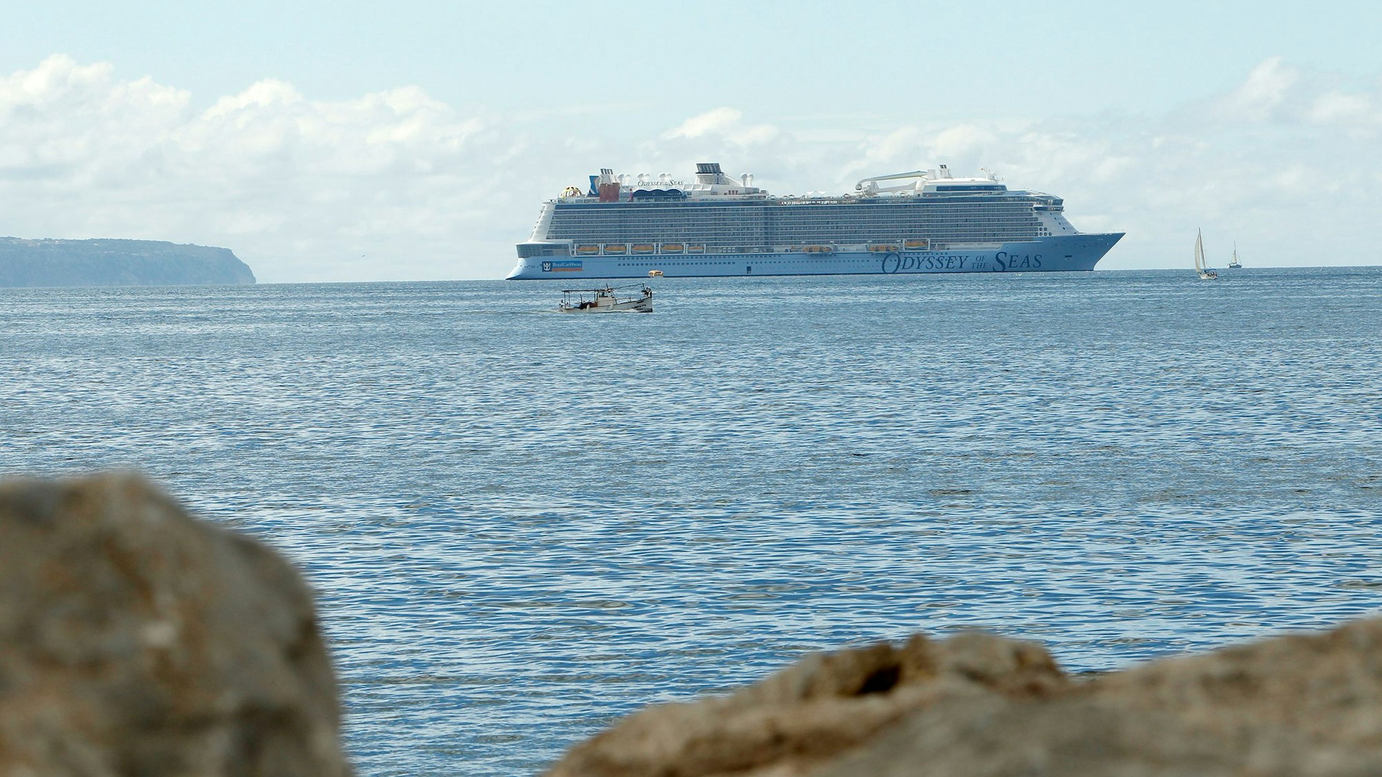 Eine Frau ist vor Mallorca von einem Kreuzfahrtschiff von Bord gegangen, seit Sonntagmorgen wurde nach der Frau gesucht. Unser Archivbild (2021) zeigt ein Kreuzfahrtschiff in der Bucht von Palma.