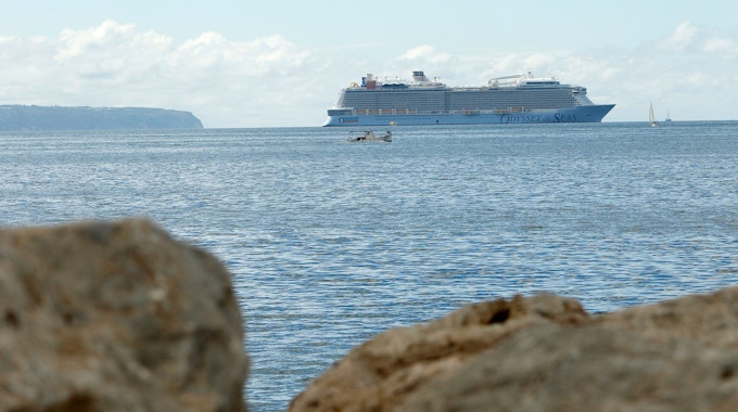 Eine Frau ist vor Mallorca von einem Kreuzfahrtschiff von Bord gegangen, seit Sonntagmorgen wurde nach der Frau gesucht. Unser Archivbild (2021) zeigt ein Kreuzfahrtschiff in der Bucht von Palma.