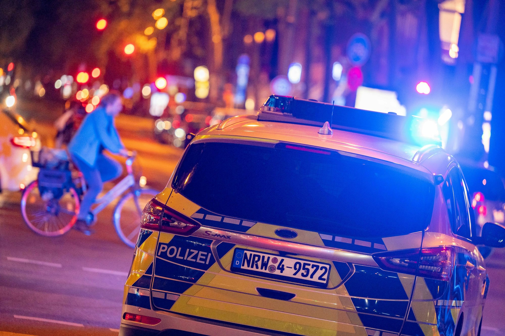 Ein Auto der Polizei Köln mit Blaulicht im Einsatz
