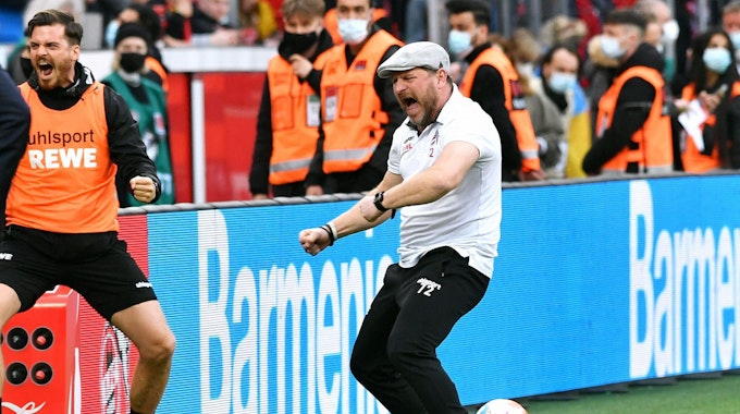 Steffen Baumgart jubelt über den Derby-Sieg gegen Bayer Leverkusen.