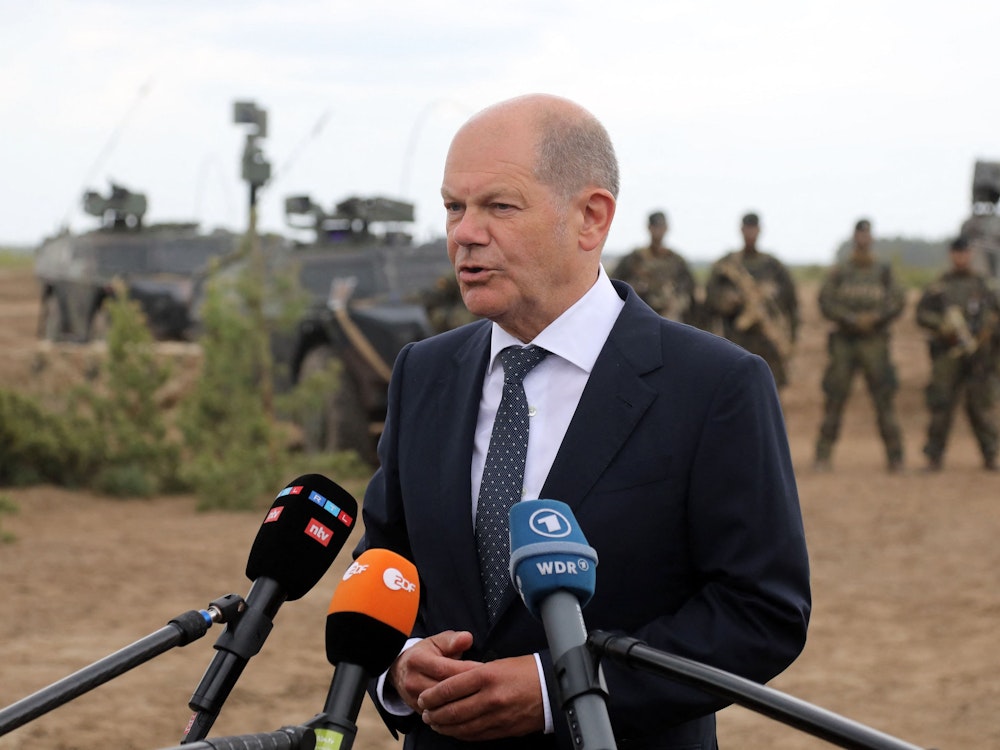 Bundeskanzler Olaf Scholz bei einem Besuch der deutschen Truppen in Litauen im Juni 2022.