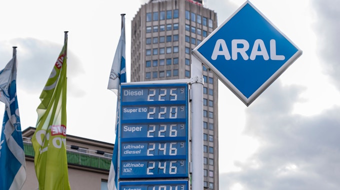 Auf der Spritpreis-Anzeige einer Aral-Tankstelle in Köln sind Diesel und Benzin deutlich über der 2-Euro-Marke.