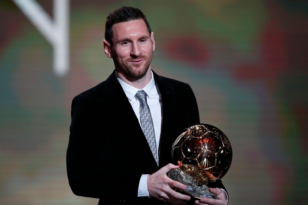 Lionel Messi argentinischer Fußballspieler beim FCBarcelona, hält die Trophäe während der Verleihung des Ballon d'Or im Grand Palais