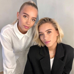 Die berühmten Influencer-Zwillinge Lisa und Lena posieren für ein Selfie.