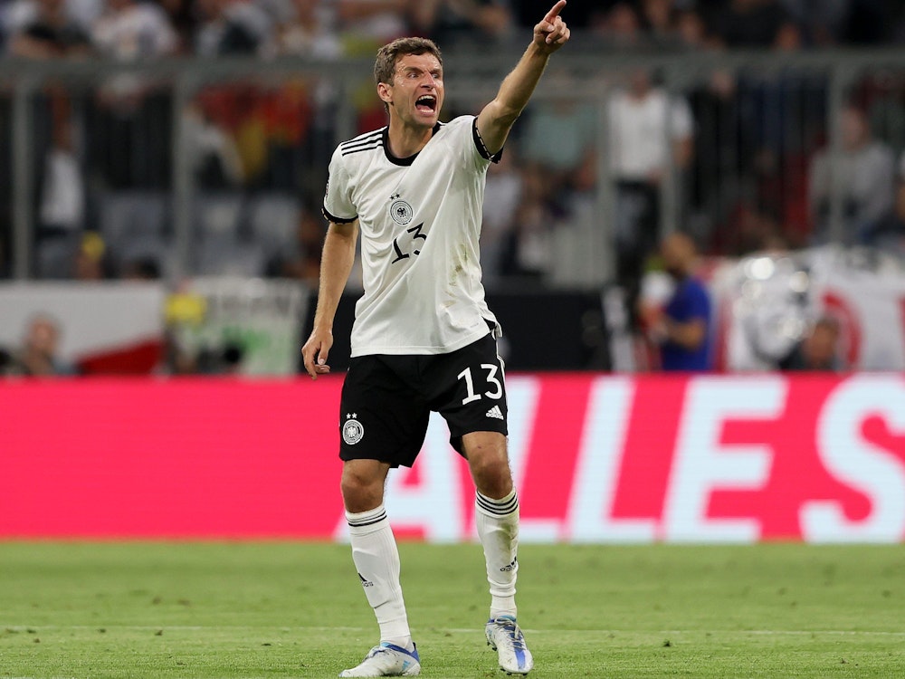 Thomas Müller spielt für Deutschland gegen England.