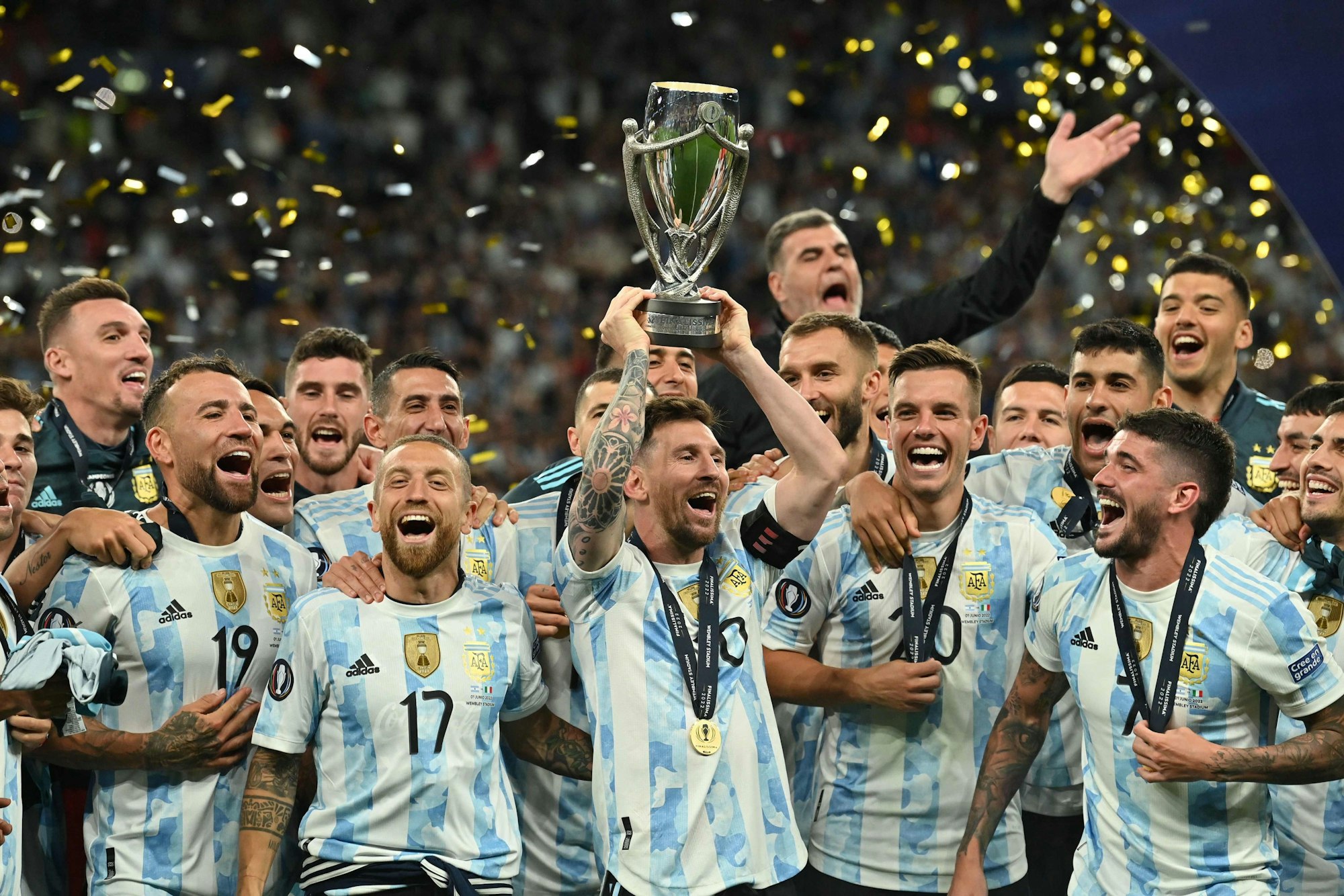 Lionel Messi jubelt mit Argentinien und dem Pokal nach dem Finalissima-Sieg