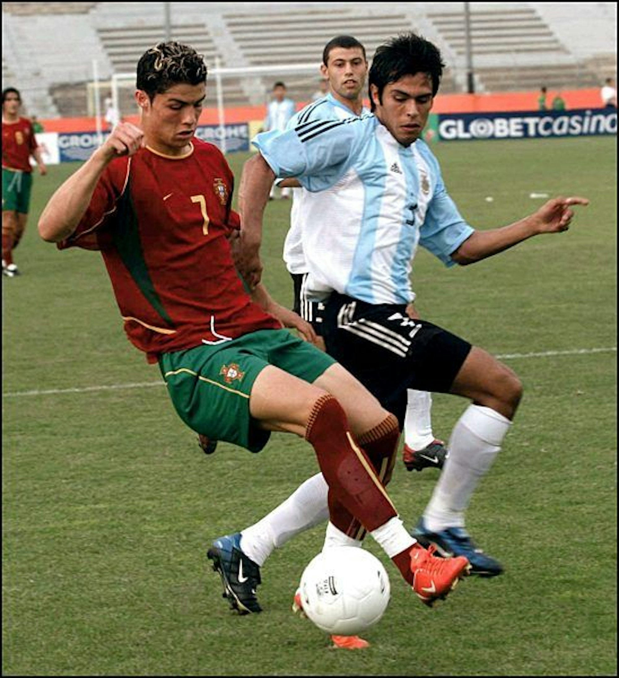 Ronaldo dribbelt im Portugal-Trikot an einem argentinischen Verteidiger vorbei.