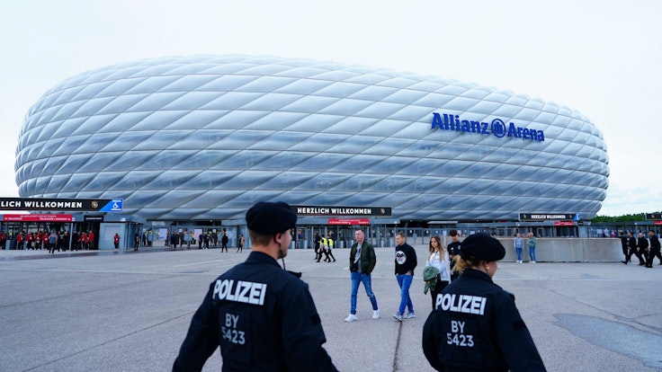 Polizisten sind vor der Allianz Arena in München unterwegs.