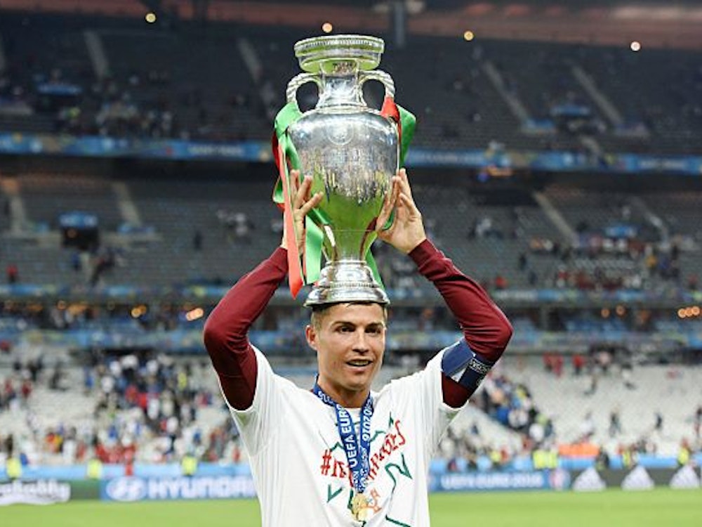 Ronaldo jubelt mit dem EM Pokal auf dem Kopf