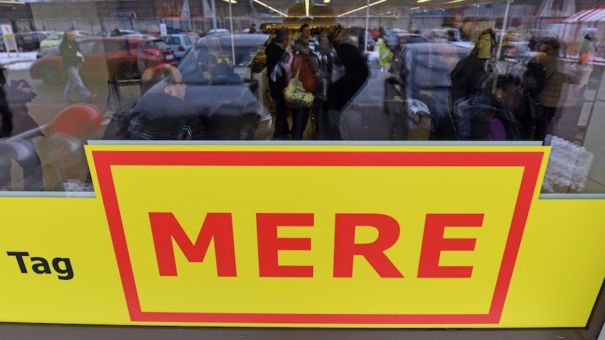 Blick auf das Logo von Mere an einer Filiale in Leipzig im Jahr 2019: Der Discounter muss mehrere Standorte in Deutschland schließen.