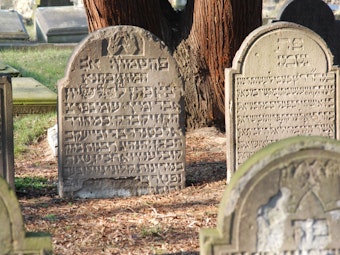 Grabsteine mit hebräischen Schriftzeichen stehen auf dem jüdischen Friedhof in Köln.