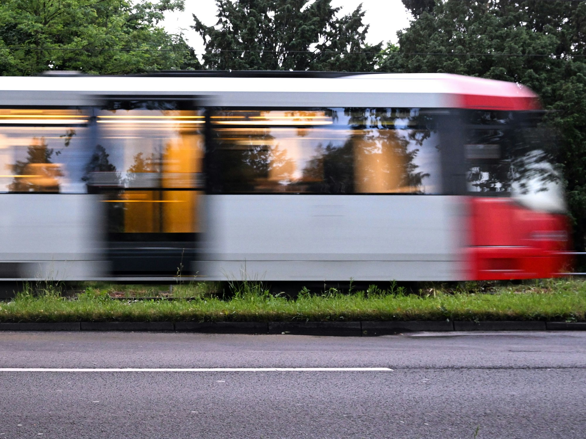 Am frühen Morgen am 30. Mai 2022 fährt eine Straßenbahn über die Gleise.