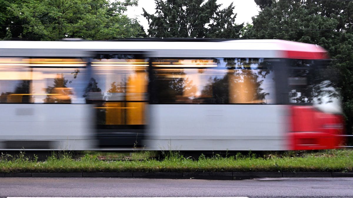 Am frühen Morgen am 30. Mai 2022 fährt eine Straßenbahn über die Gleise.&nbsp;