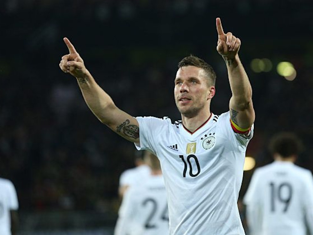 Podolski jubelt in Richtung, der deutschen Anhänger und zeigt auf sie.