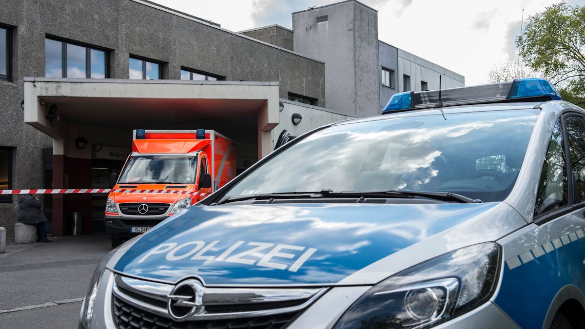 Ein Polizeiwagen steht vor der Rettungsstelle eines Krankenhauses in Berlin.&nbsp;