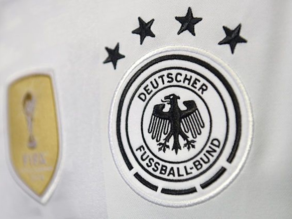 Weißes Deutschland Trikot mit dem WM-Abzeichen.
