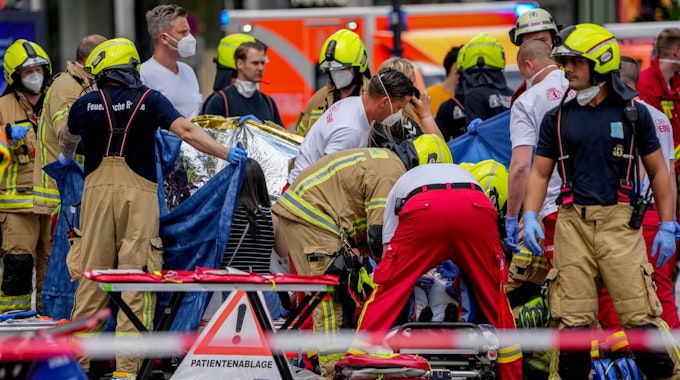 Rettungskräfte helfen einer verletzten Person, nachdem ein Auto in eine Menschenmenge gefahren ist. Ein Auto ist in der Nähe der Gedächtniskirche in Berlin in eine Personengruppe gefahren, ein Mensch ist gestorben.