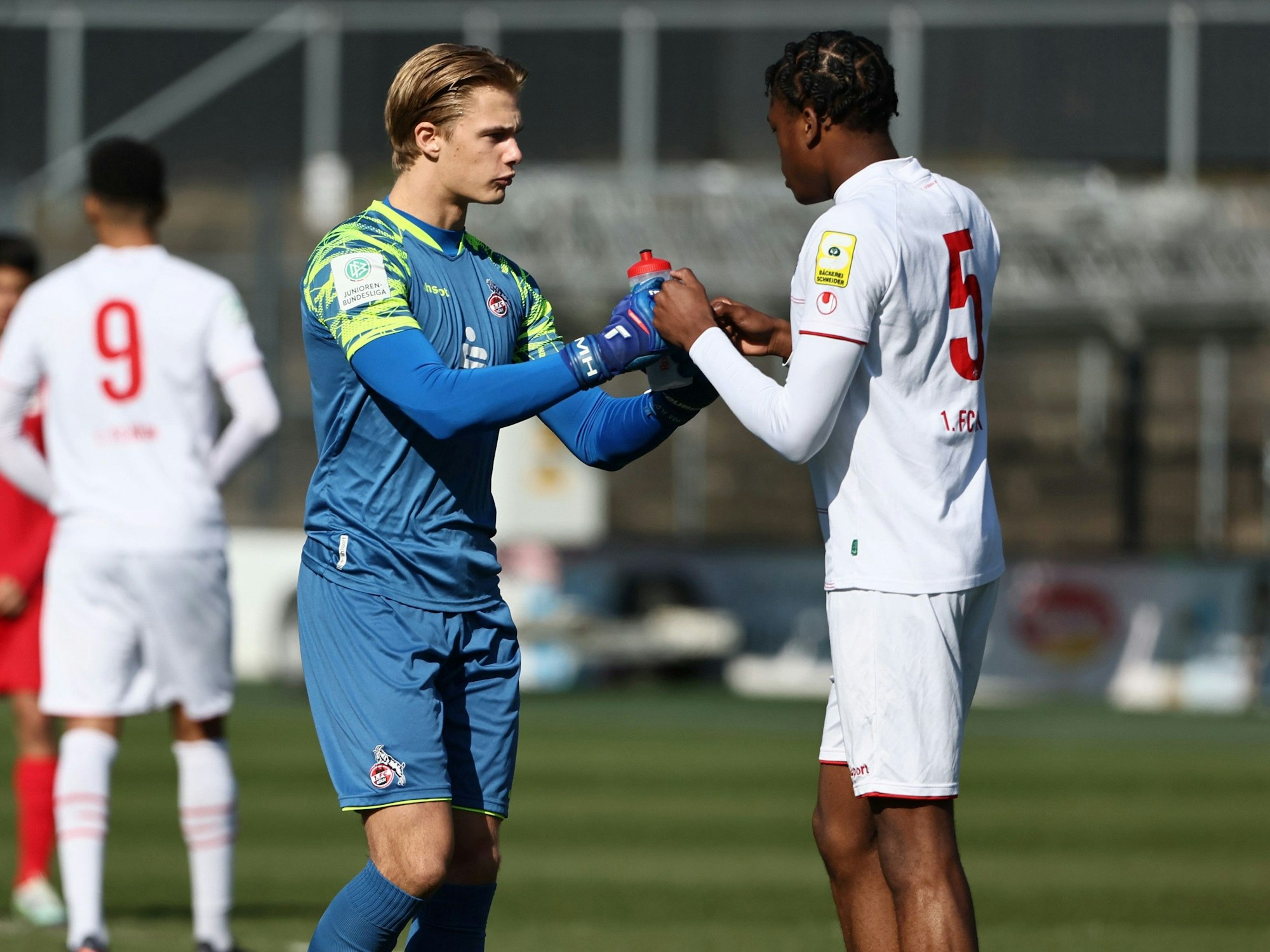 Max Hagemoser (l.) und Elias Geoffrey Bakatukanda vom 1. FC Köln im Spiel der U19-Bundesliga-West am 5. März 2022.