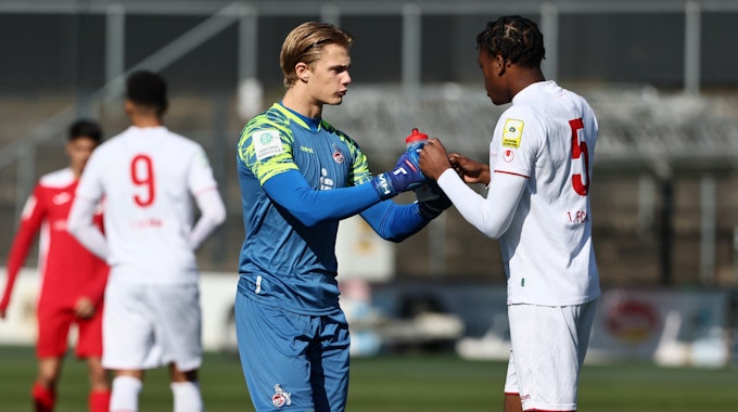 Max Hagemoser (l.) und Elias Geoffrey Bakatukanda vom 1. FC Köln im Spiel der U19-Bundesliga-West am 5. März 2022.
