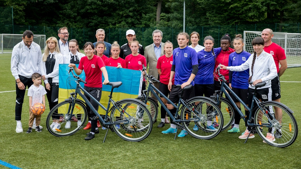 Die Ukrainerinnen vom FK Krywbas haben am 8. Juni 2022 Fahrräder vom 1. FC Köln und der ZEG erhalten.